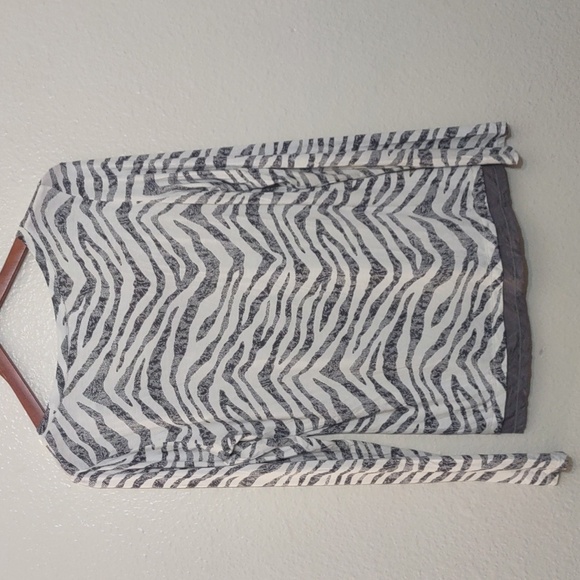 USED ALFANI SLEEPWEAR SHIRT ZEBRA PRINT SIZE MEDIUM - Picture 5 of 7